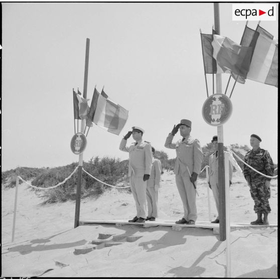 Sidi Ferruch. Défilé de parachutistes. Les autorités militaires saluent les parachutistes.
