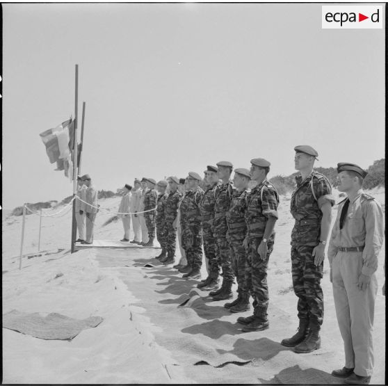 Sidi Ferruch. Les autorités militaires regardent le défilé de parachutistes.