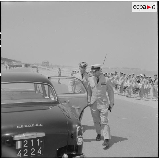 Sidi Ferruch. Défilé de parachutistes. Les autorités militaires montent à bord d'une voiture Peugeot 403.