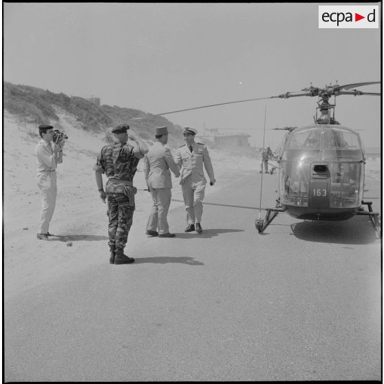 Sidi Ferruch. Défilé de parachutistes. Arrivée d'une autorité militaire en hélicoptère alouette.