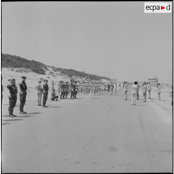 Sidi Ferruch. Défilé de parachutistes. Les autorités militaires pendant la cérémonie.