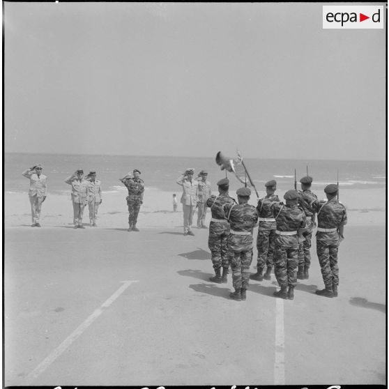 Sidi Ferruch. Défilé de parachutistes. Les autorités militaires pendant la cérémonie.