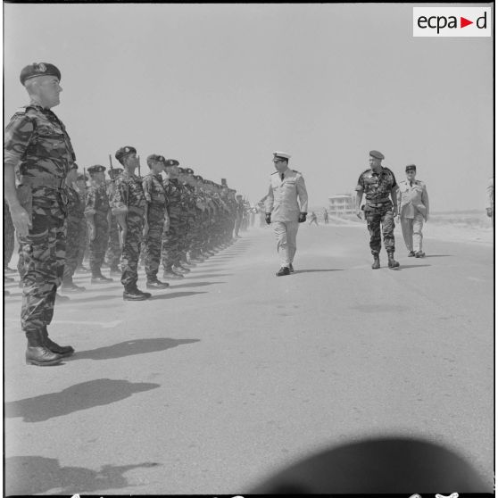Sidi Ferruch. Défilé de parachutistes. Les autorités militaires passent les troupes en revue.