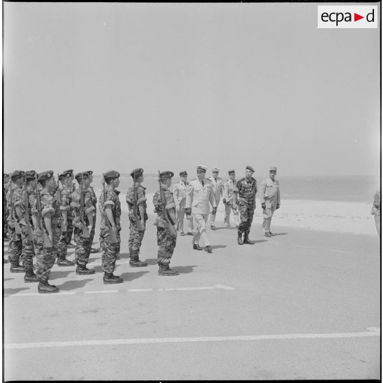 Sidi Ferruch. Défilé de parachutistes. Les autorités militaires passent les troupes en revue.