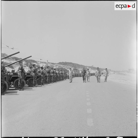 Sidi Ferruch. Défilé de parachutistes. Les autorités militaires passent les troupes en revue.