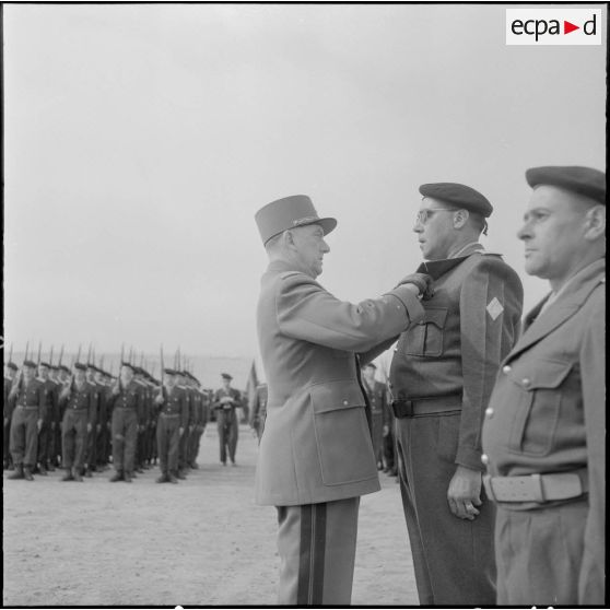 Algérie. Cérémonie militaire. Remise de décoration par le général de division.