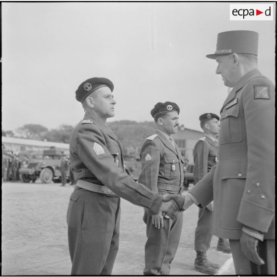 Algérie. Cérémonie militaire. Le général de division serre la main à un récipiendaire.