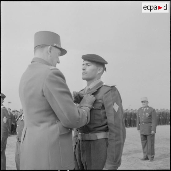 Algérie. Cérémonie militaire. Remise de décoration par le général de division.