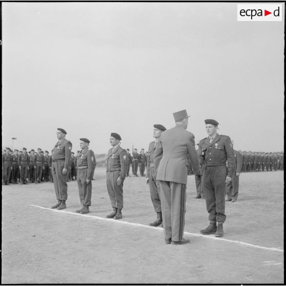 Algérie. Cérémonie militaire. Le général de division serre la main à un récipiendaire.