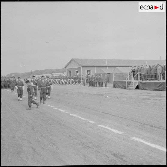 Algérie. Cérémonie militaire. Défilé devant les autorités militaires.
