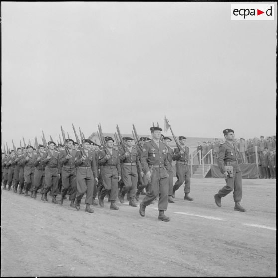 Algérie. Cérémonie militaire. Défilé devant les autorités militaires.