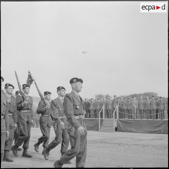 Algérie. Cérémonie militaire. Défilé devant les autorités militaires.