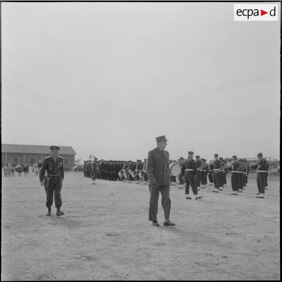 Algérie. Cérémonie militaire. Les autorités militaires passent les troupes en revue.
