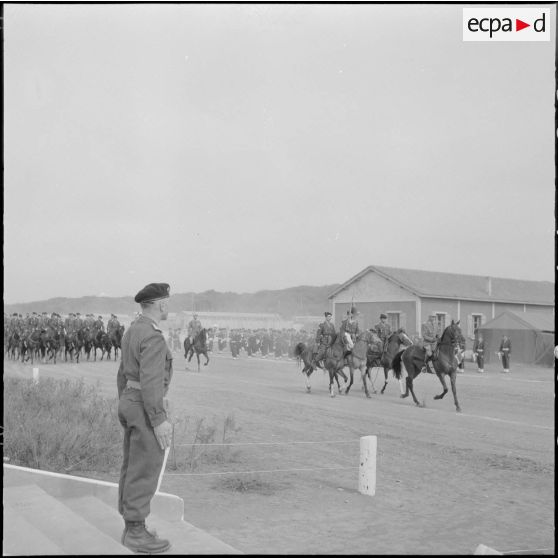 Algérie. Cérémonie militaire. Défilé devant les autorités militaires.