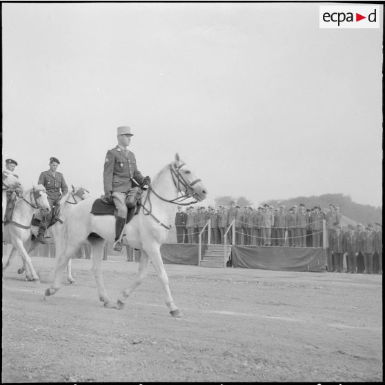 Algérie. Cérémonie militaire. Défilé devant les autorités militaires.