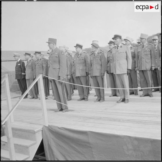 Algérie. Cérémonie militaire. Les autorités militaires regardant le défilé.