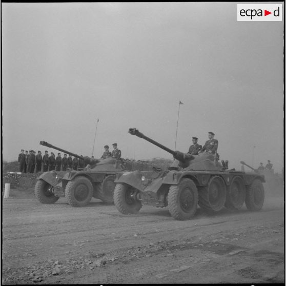 Algérie. Cérémonie militaire. Défilé devant les autorités militaires.