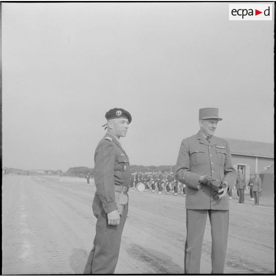Algérie. Cérémonie militaire. Une autorité militaire et le général de division.