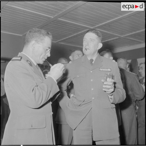 Algérie. Cocktail après la cérémonie militaire.