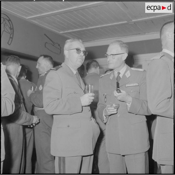 Algérie. Cocktail après la cérémonie militaire.