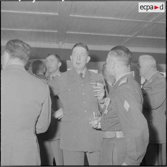 Algérie. Cocktail après la cérémonie militaire.