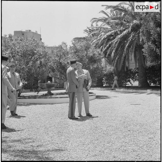 Oran. Des autorités militaires lors de la visite de Pierre Messmer et Louis Joxe.