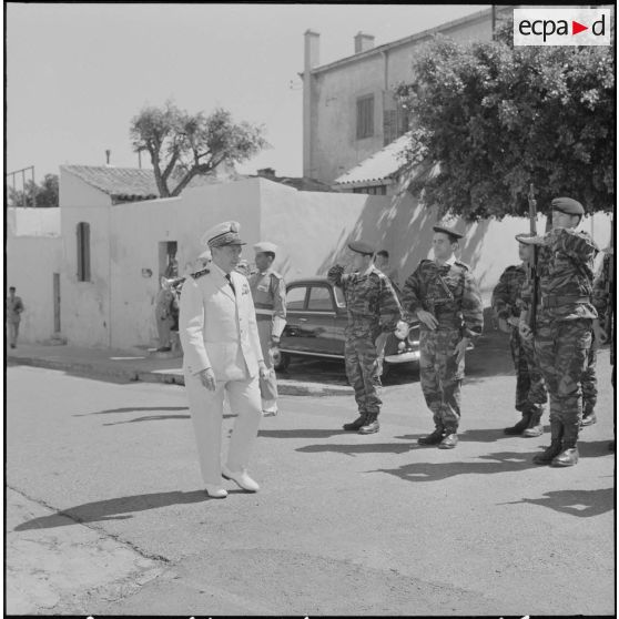 Oran. Une autorité militaire passe les troupes en revue lors de la venue de Pierre Messmer et Louis Joxe.