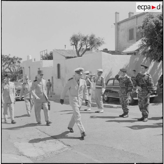 Oran. Des autorités militaires passent les troupes en revue lors de la venue de Pierre Messmer et Louis Joxe.