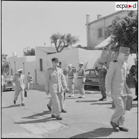 Oran. Des autorités militaires passent les troupes en revue lors de la venue de Pierre Messmer et Louis Joxe.