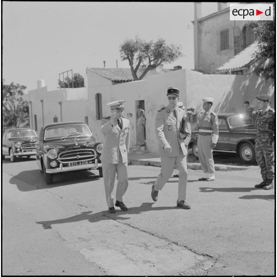 Oran. Des autorités militaires passent les troupes en revue lors de la venue de Pierre Messmer et Louis Joxe.
