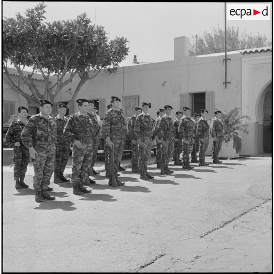 Oran. Une troupe lors de la visite de Pierre Messmer et Louis Joxe.