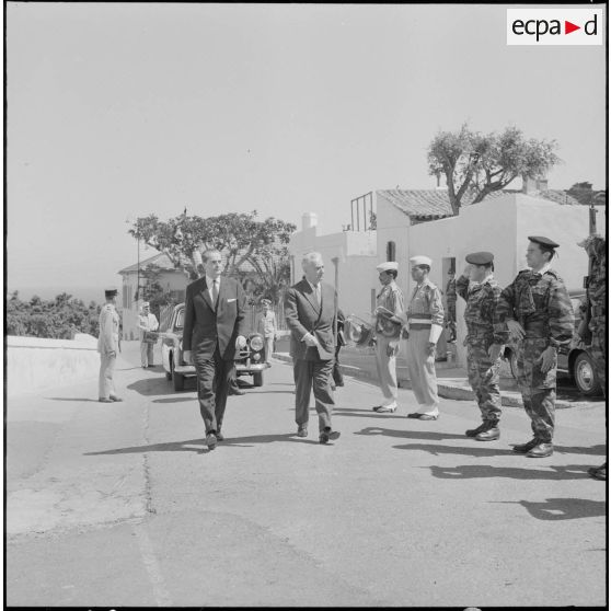 Oran. Louis Joxe passe les troupes en revue.