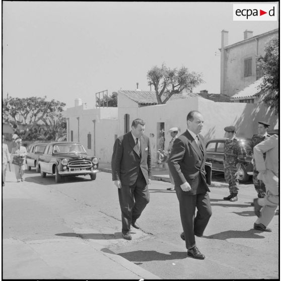 Oran. Des autorités civiles lors de la visite de Pierre Messmer et Louis Joxe.