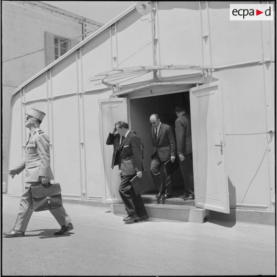 Oran. Des autorités civiles et militaires lors de la visite de Pierre Messmer et Louis Joxe.
