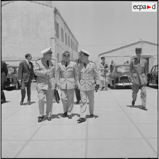 Oran. Des autorités militaires lors de la visite de Pierre Messmer et Louis Joxe.