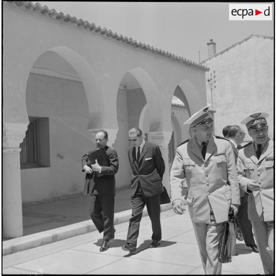 Oran. Des autorités civiles et militaires lors de la visite de Pierre Messmer et Louis Joxe.