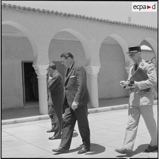Oran. Des autorités civiles et militaires lors de la visite de Pierre Messmer et Louis Joxe.