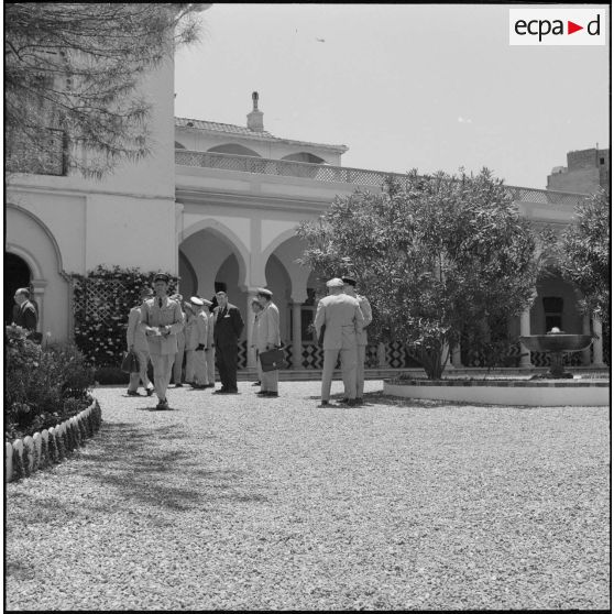 Oran. Des autorités civiles et militaires lors de la visite de Pierre Messmer et Louis Joxe.