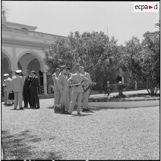 Oran. Des autorités civiles et militaires lors de la visite de Pierre Messmer et Louis Joxe.