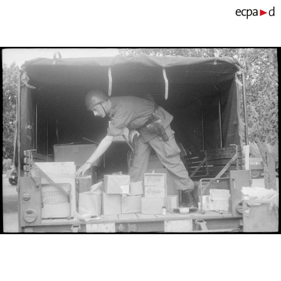 Oran. Perquisition de la cargaison d'un camion. [Algérie].