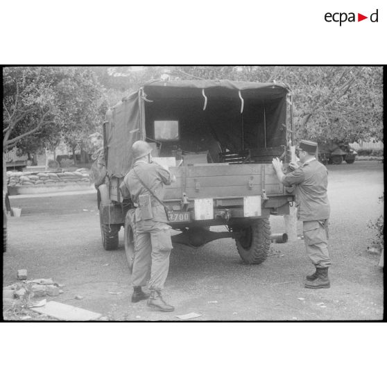 Oran. Perquisition de la cargaison d'un camion. [Algérie].