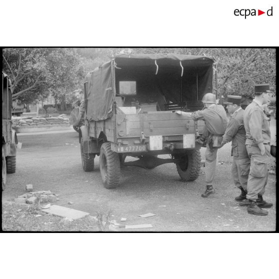 Oran. Perquisition de la cargaison d'un camion. [Algérie].