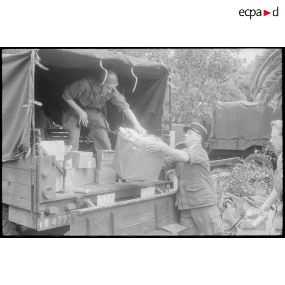 Oran. Perquisition de la cargaison d'un camion. [Algérie].