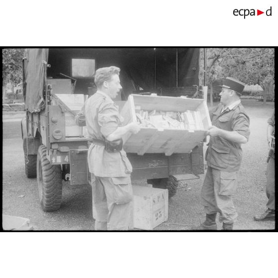 Oran. Perquisition de la cargaison d'un camion. [Algérie].