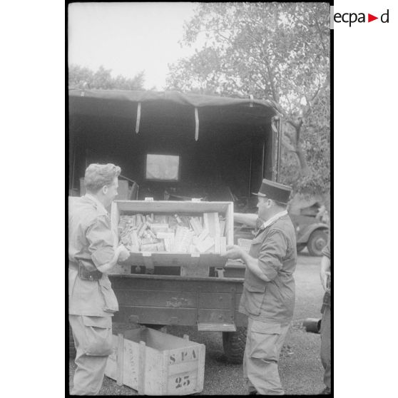 Oran. Perquisition de la cargaison d'un camion. [Algérie].