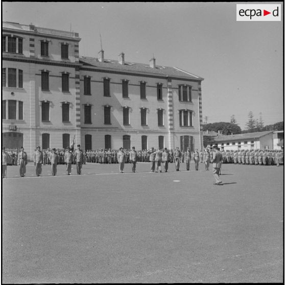 Hussein Dey. Remise de décoration par le général Leroux à un militaire du 1er Génie.