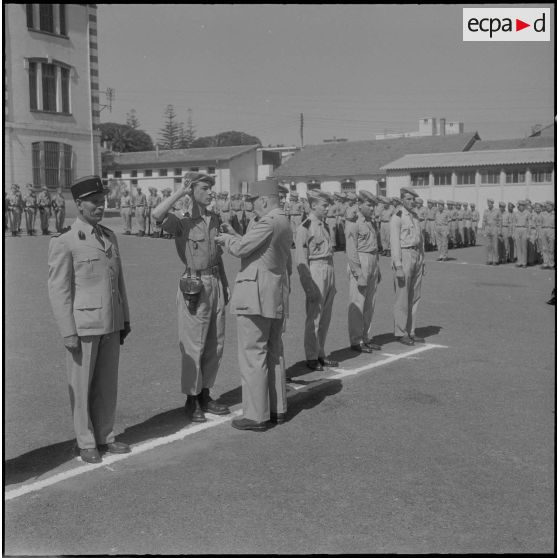 Hussein Dey. Remise de décoration par le général Leroux à un militaire du 1er Génie.