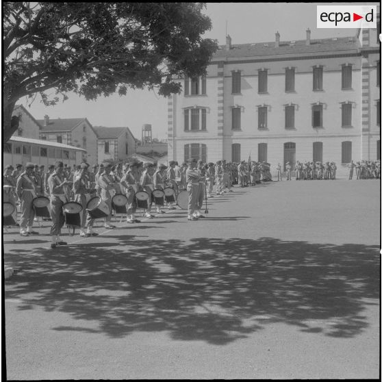 Hussein Dey. Cérémonie pour la remise de décorations au 1er Génie. La musique.