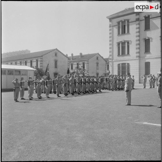 Hussein Dey. Cérémonie pour la remise de décorations au 1er Génie. Le général Leroux salue les troupes.