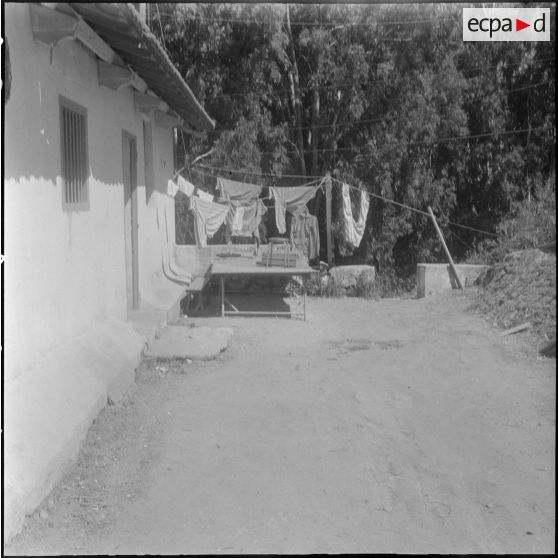 Hussein Dey. Du linge en train de sécher à la caserne.